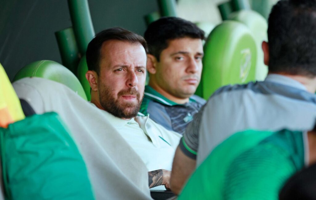 Lucas Andrino descarta problemas internos no Goiás e garante "ambiente positivo" no dia-a-dia do clube