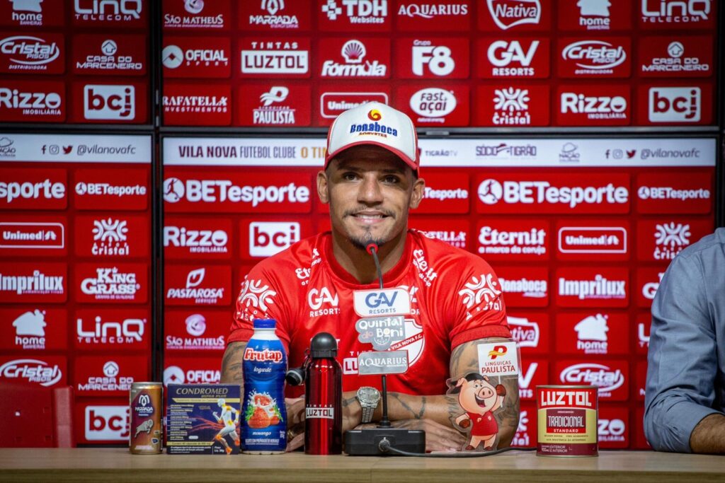 Vila Nova apresenta oficialmente dois reforços para Série B