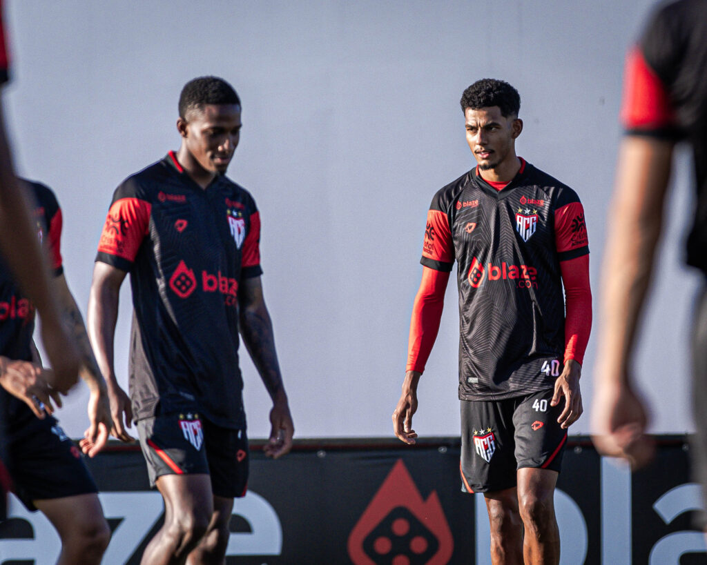 Fim de ciclo! Alix Vinicius se despede do Atlético-GO e é emprestado para time da Série A