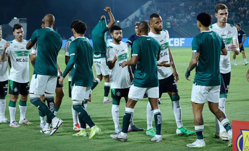 Corrida pelo topo! Goiás encara Coritiba em duelo direto pela liderança da Série B