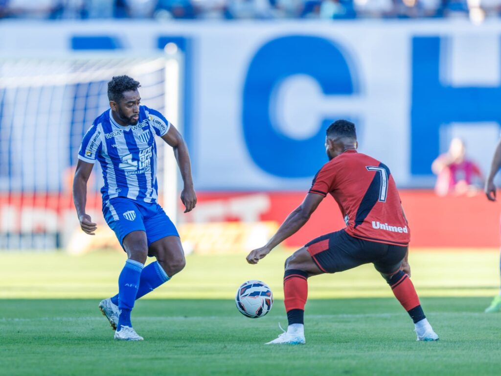 Depois de superar o Goiás, Avaí desafia o Atlético-GO em busca de sequência na Série B