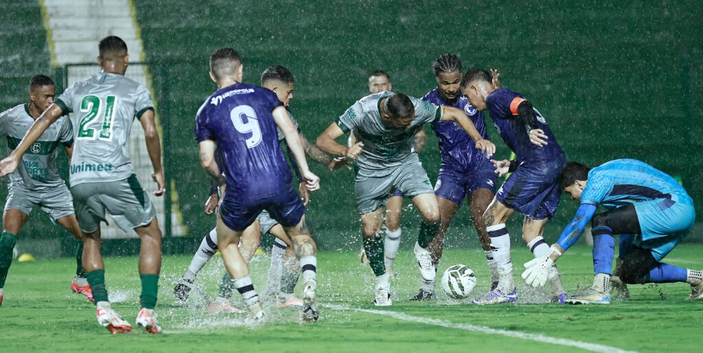 Chuva interrompe jogo, e condições do gramado suspendem duelo entre Goiás e Centro-Oeste