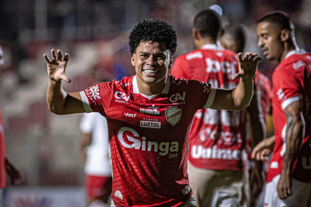 Foto: Beto Corrêa / Emerson Urso comemorando