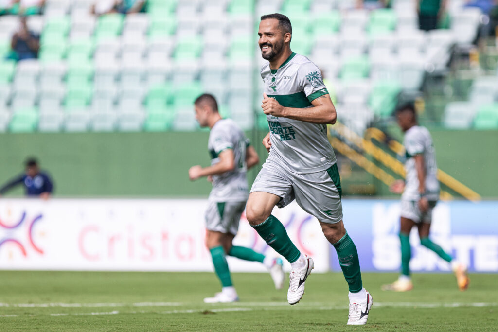 Na Serrinha, Goiás sobra em campo após paralisação e goleia o Centro-Oeste