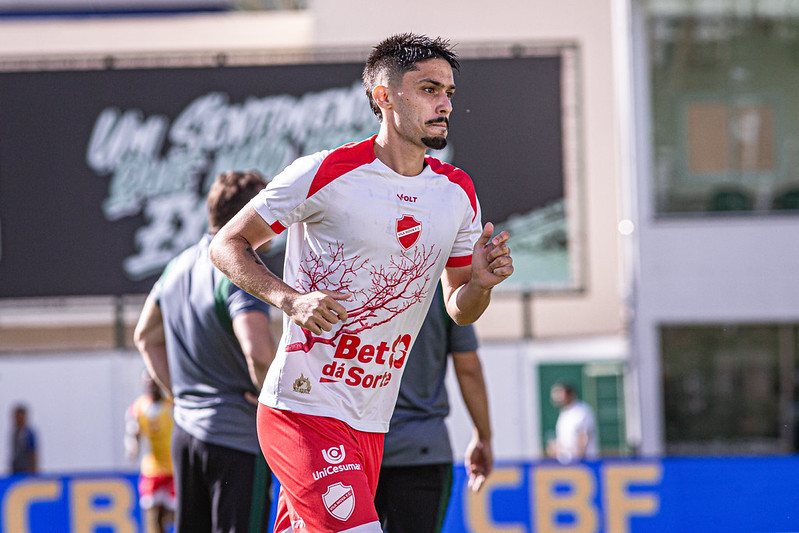 Foto: Beto Corrêa / Vila Nova - Enzo Bizzotto aquecendo